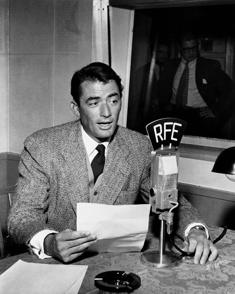 1950s Fashion Icons: Gregory Peck in a Harris Tweed Sport Coat