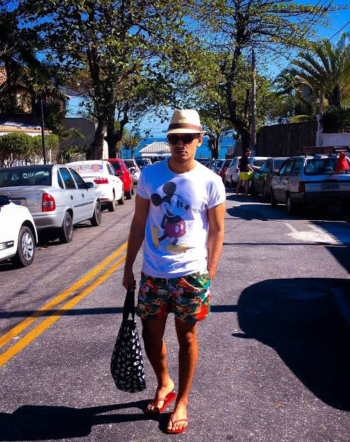 alt: Men wearing casual outfits in Rio de Janeiro, enjoying the beach and city life.