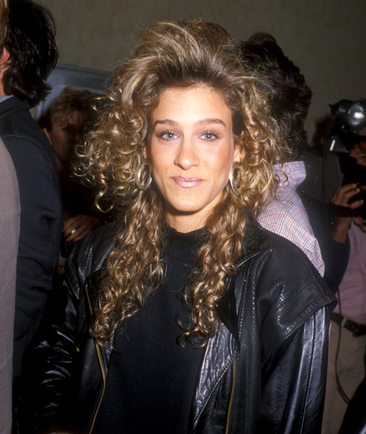 Sarah Jessica Parker at a 1986 film premiere, showcasing the teased bangs hairstyle