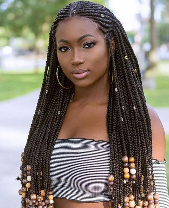 alt text: The flow hairstyle, showcasing medium-length, naturally wavy hair styled with sea salt spray for a relaxed, flowing appearance