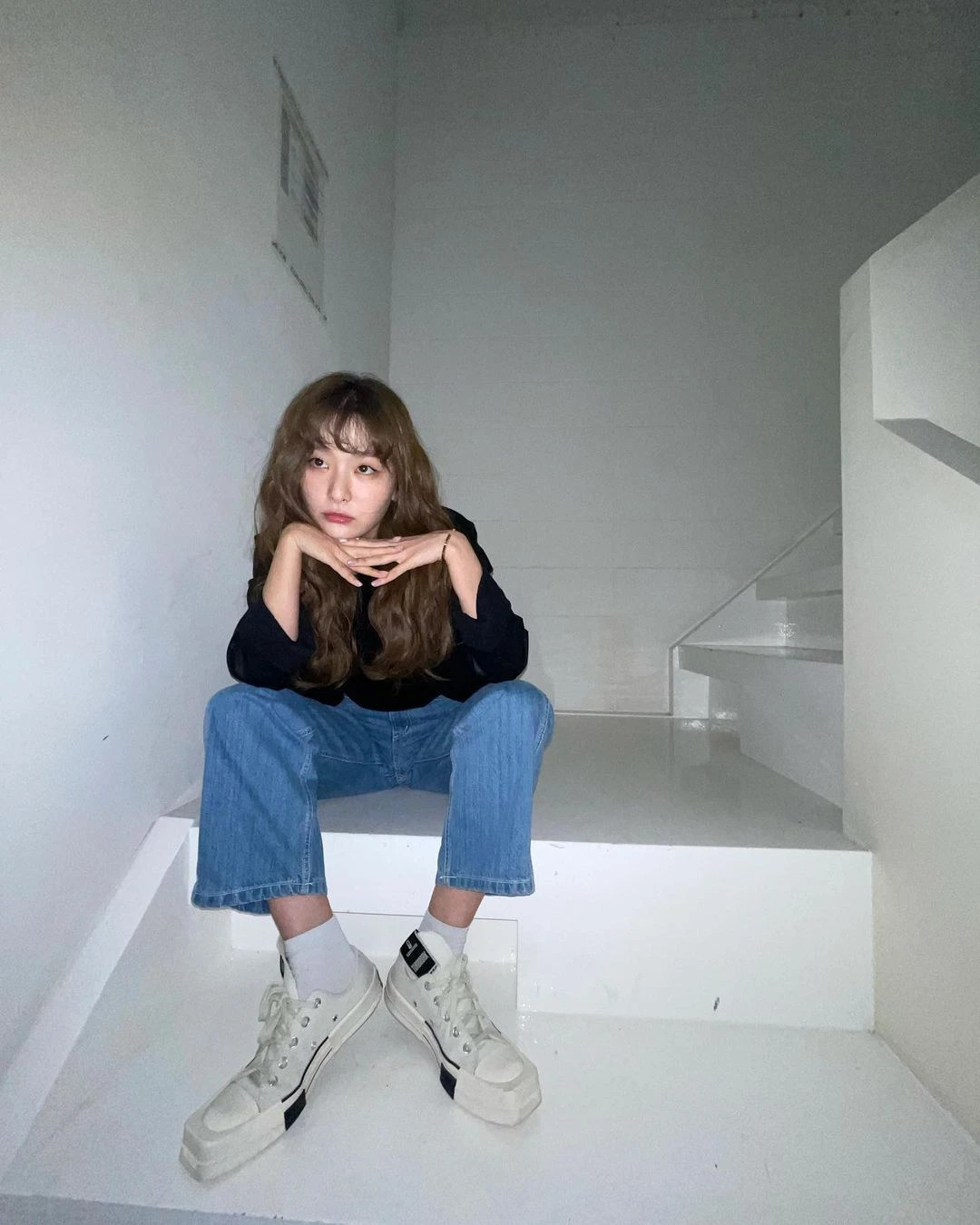 Seulgi in blue denim jeans and chunky Converse shoes