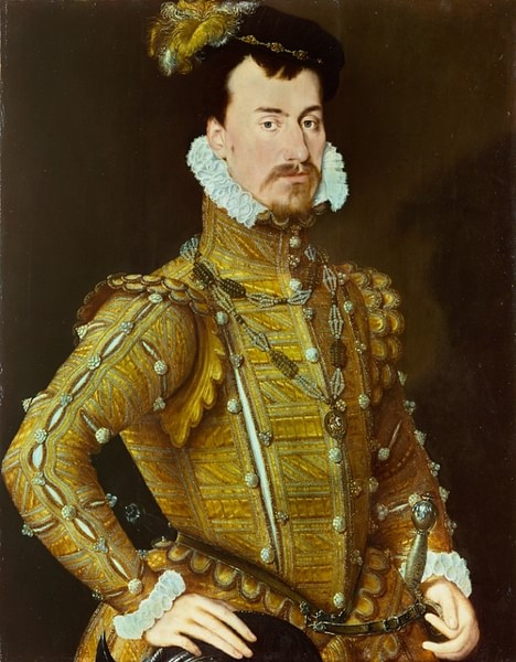 Man wearing an elaborate Elizabethan doublet and ruff, showcasing the fashion of the era