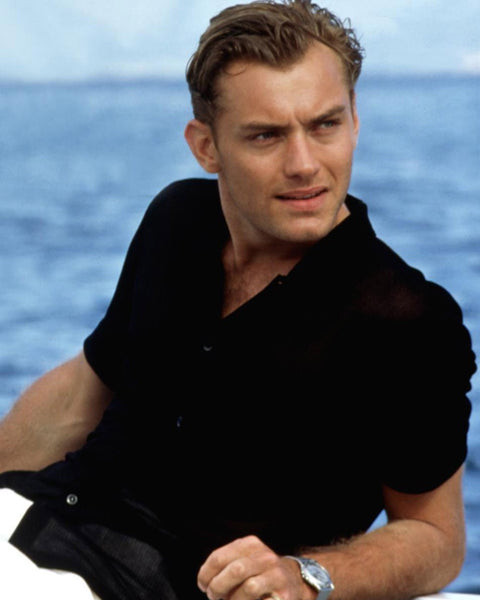 Jude Law wearing a camp collar shirt as Dickie Greenleaf in The Talented Mr Ripley, a style that continues to influence trends.