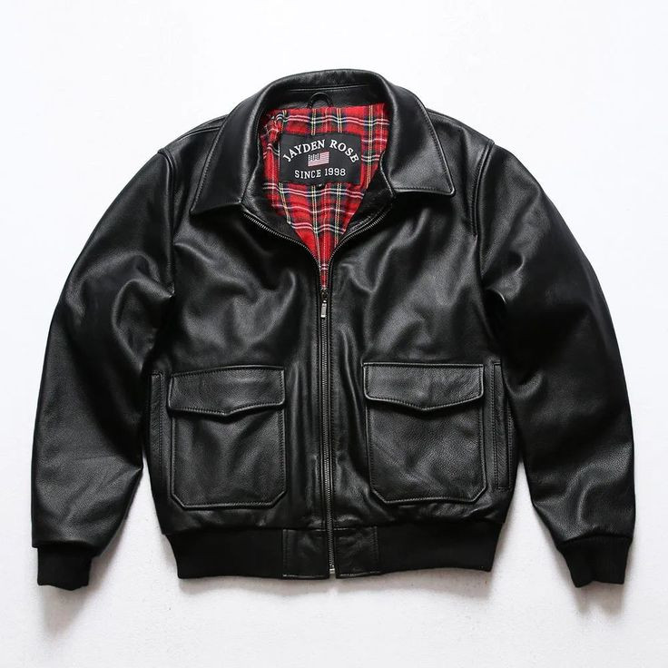 Man wearing Aviateur Cuir Vintage fashion jacket