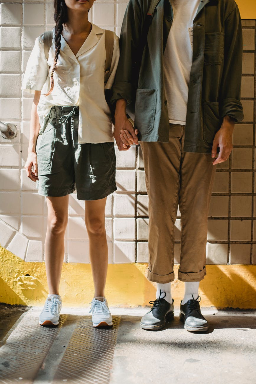 Man in linen shirt and white pants