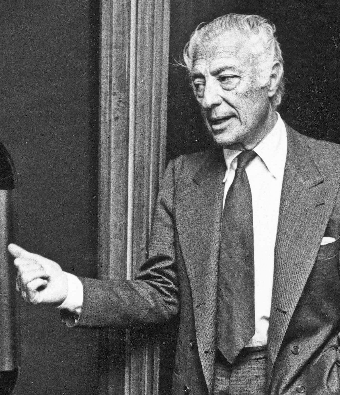 Gianni Agnelli with a tie worn off-center