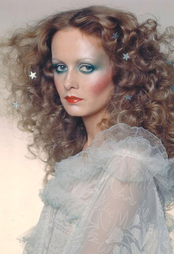 Twiggy for Vogue 1974, exhibiting retro doll-like makeup with pastel colors.