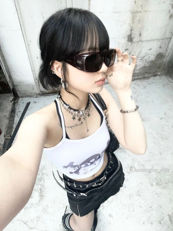 Woman wearing Playful Acubi outfit