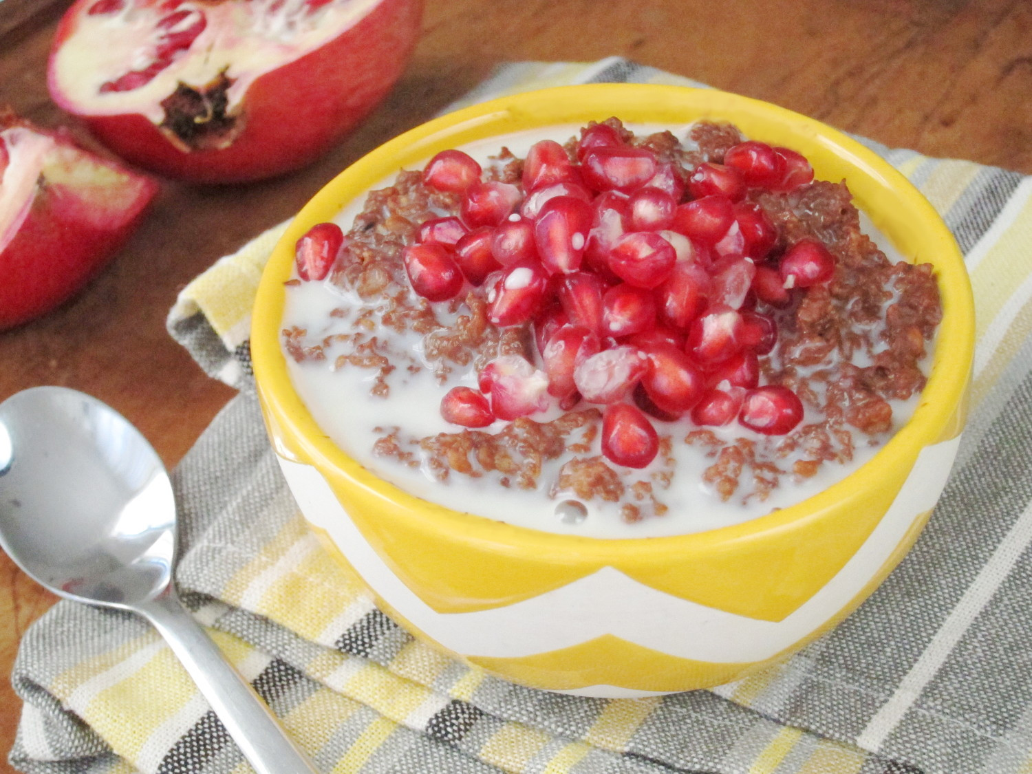 Fudgy Beet Oatmeal with Pomegranate #oatmealartist #vegan