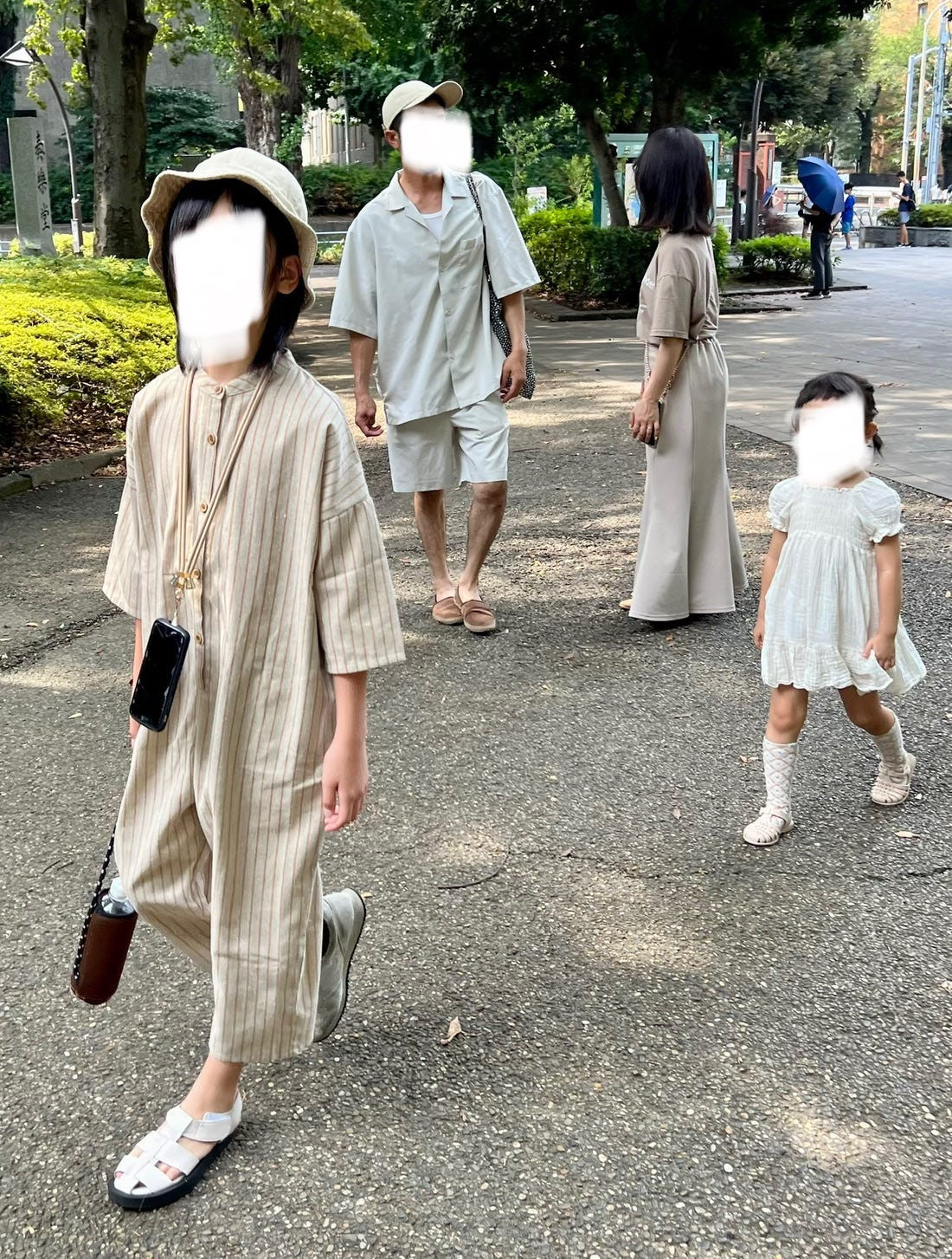Japanese street style mom and daughter shopping