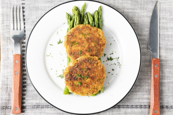 Salmon patties served with coleslaw and lemon, a complete and appetizing meal