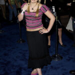 Hilary Duff in 2002, y2k fashion trends, 2000s style trends, platform flip-flops, red carpet